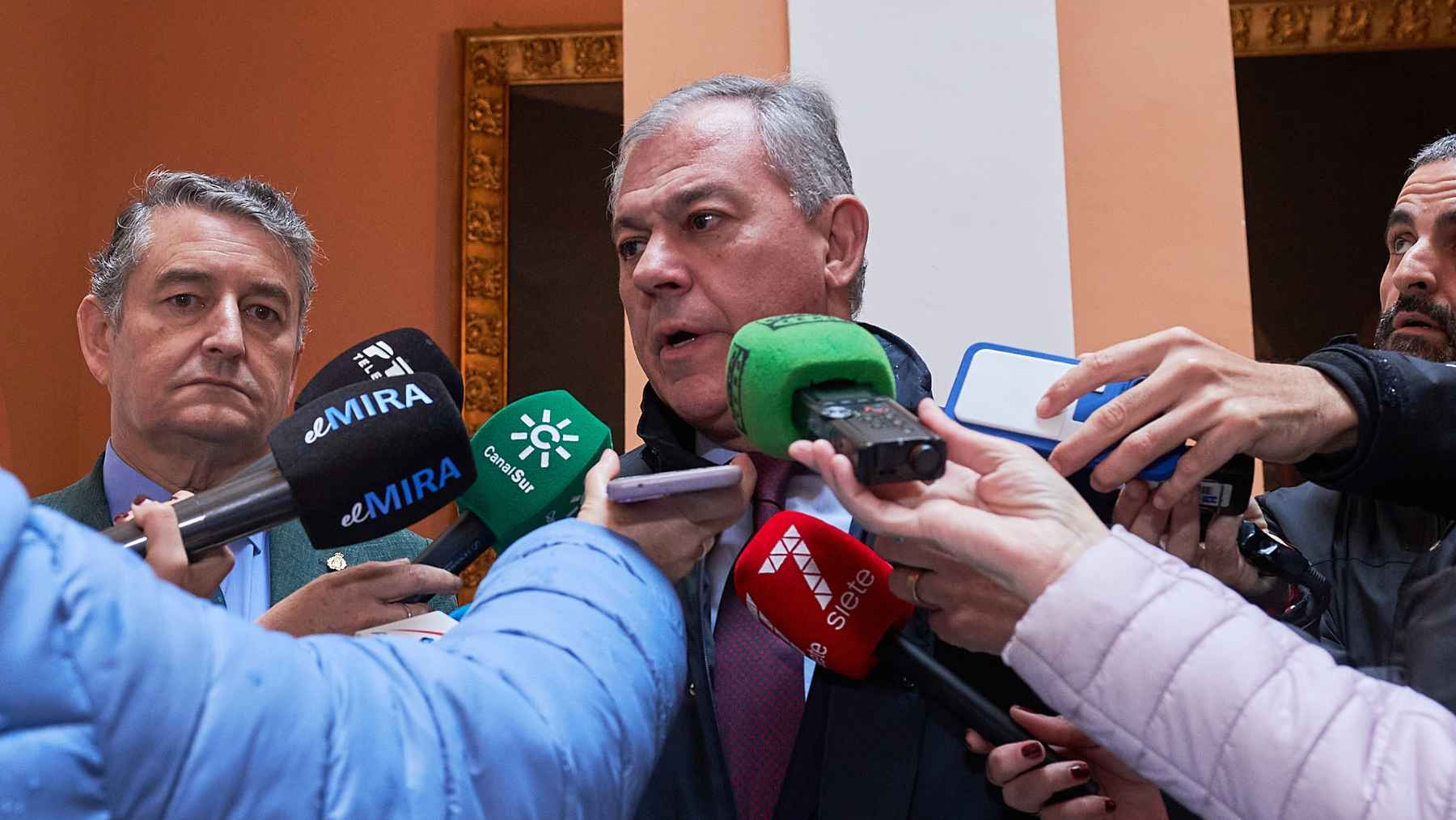 José Luis Sanz y Antonio Sanz en el Ayuntamiento de Sevilla | Salvador López Medina para El MIRA