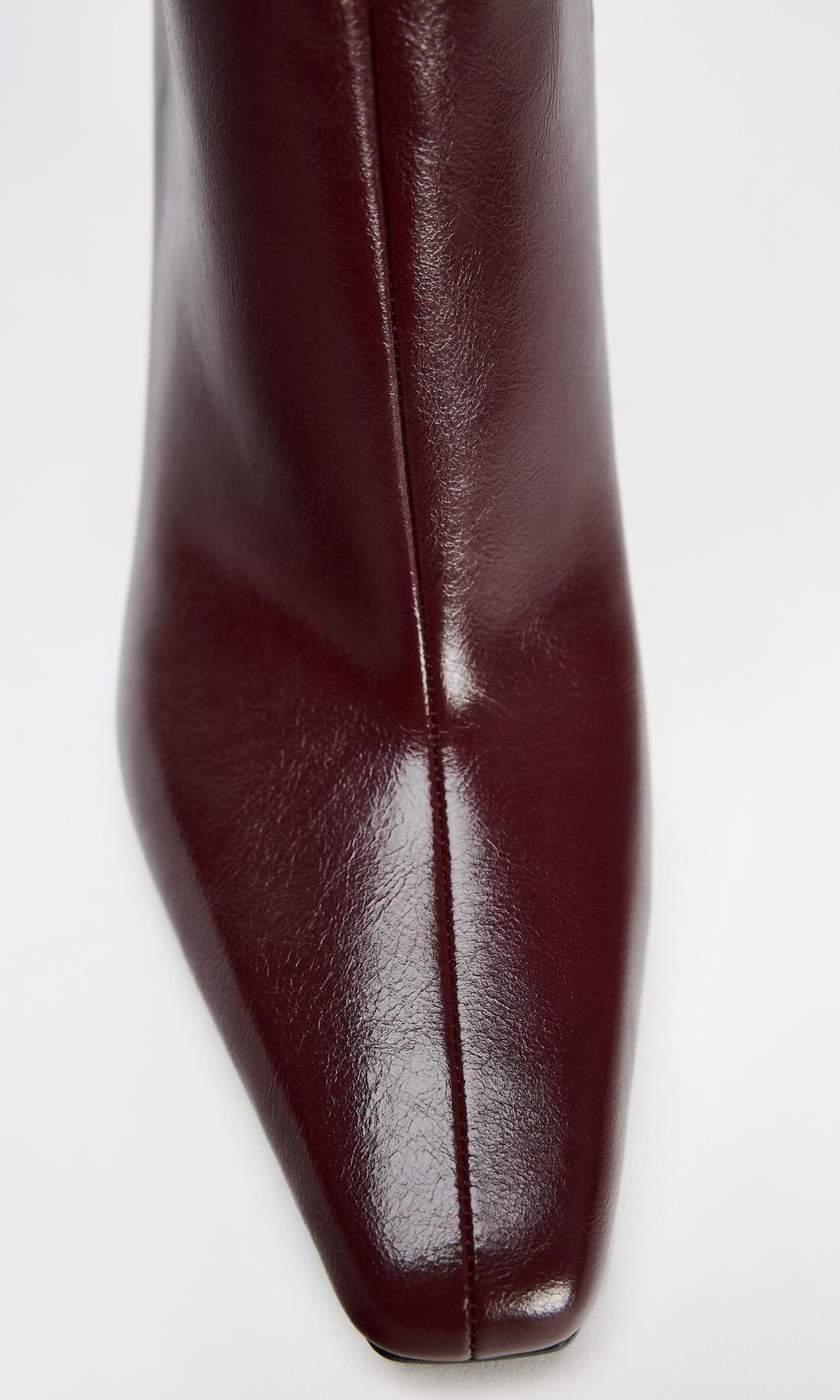 Las botas con tacón alto en color rojo burdeos de Zara