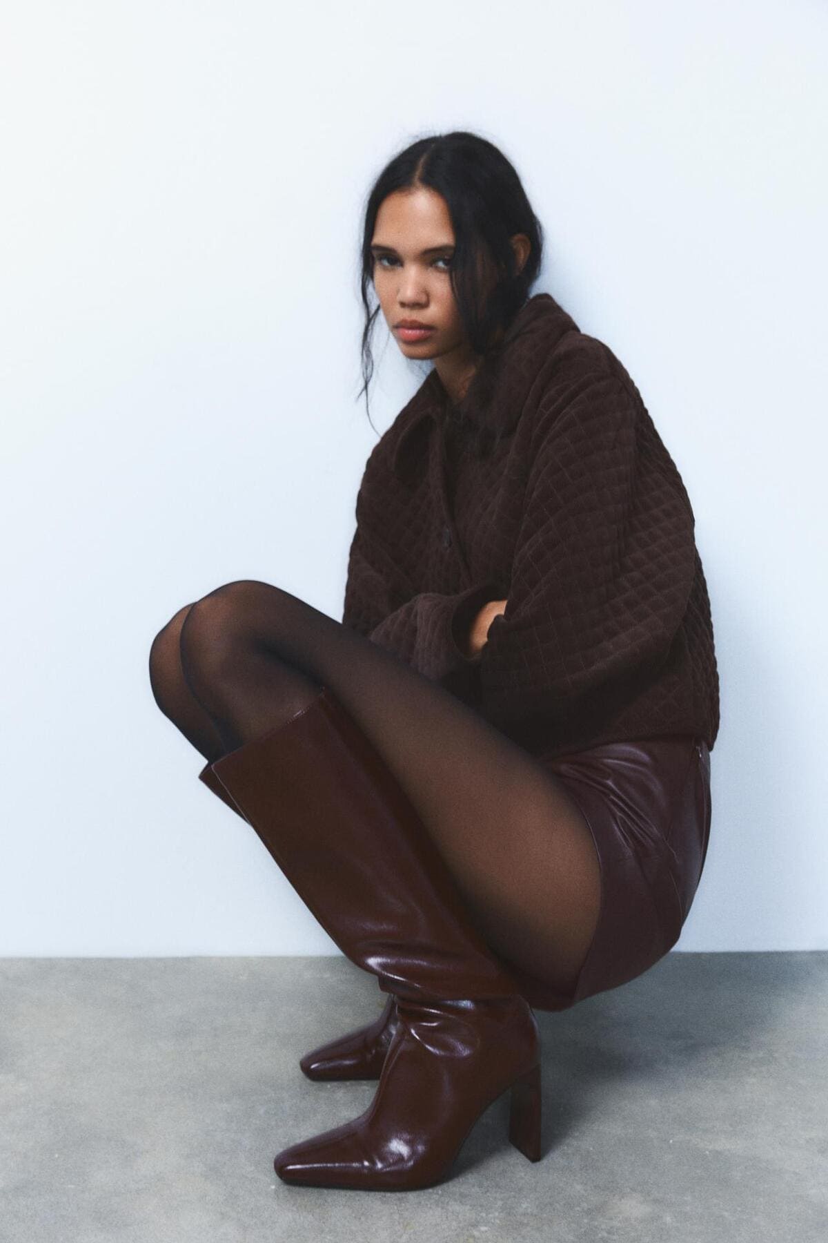 Las botas con tacón alto en color rojo burdeos de Zara