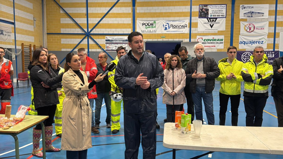 El alcalde de Guadalcacín en el pabellón deportivo | Cristo García