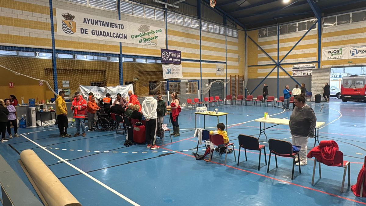 Los afectados por las inundaciones en el pabellón de Deportes de Guadalacacín | Cristo García