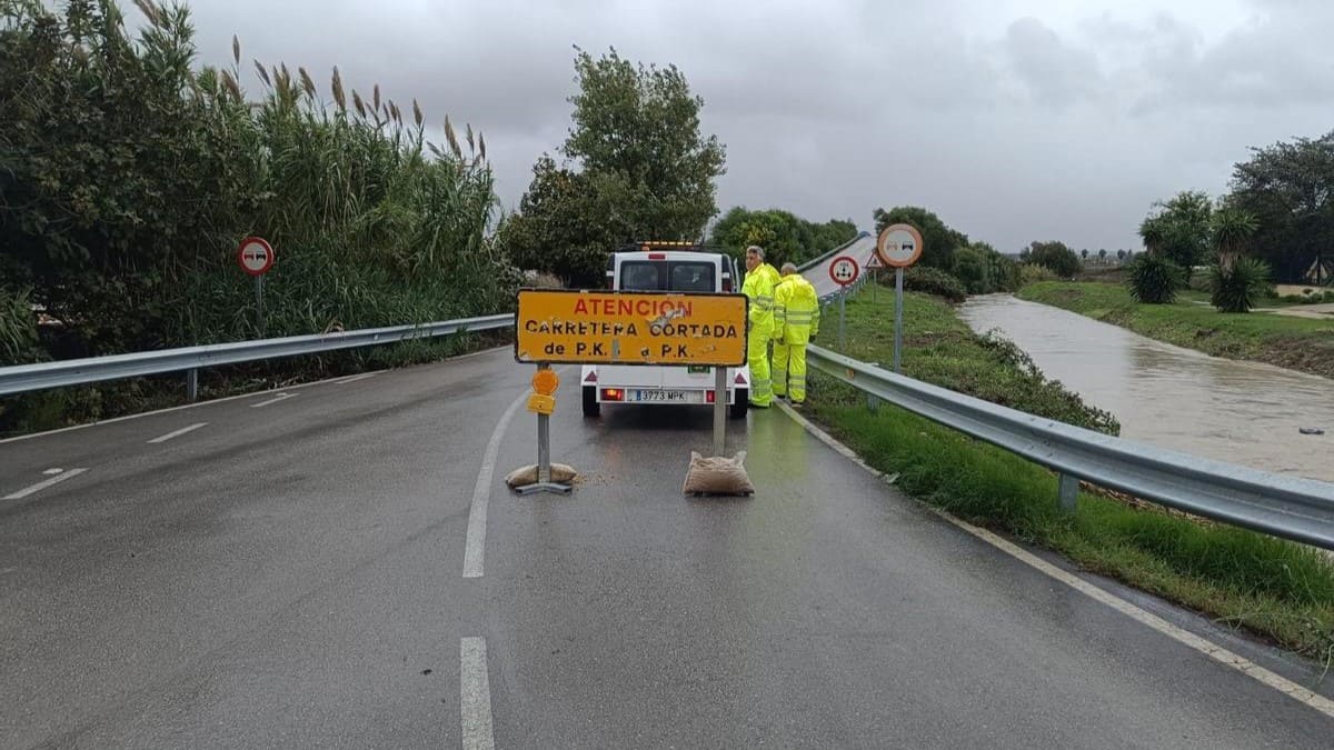 La DANA mantiene 23 carreteras cerradas en Andalucía