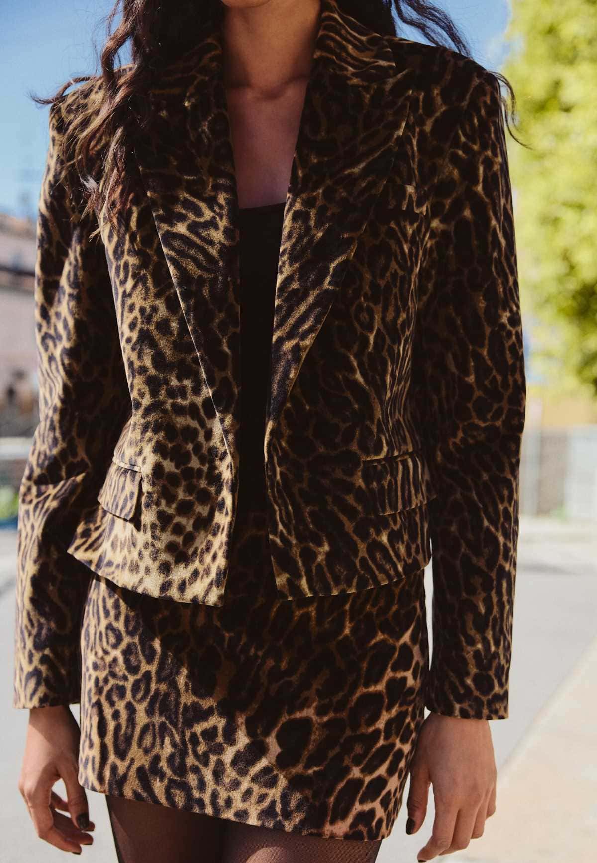 Blazer crop oversize terciopelo estampado animal de Zara