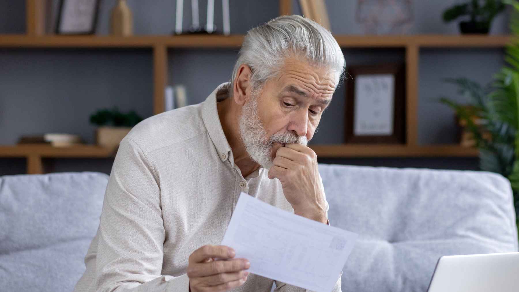 Un pensionista de la Seguridad Social revisa el estado de su pensión
