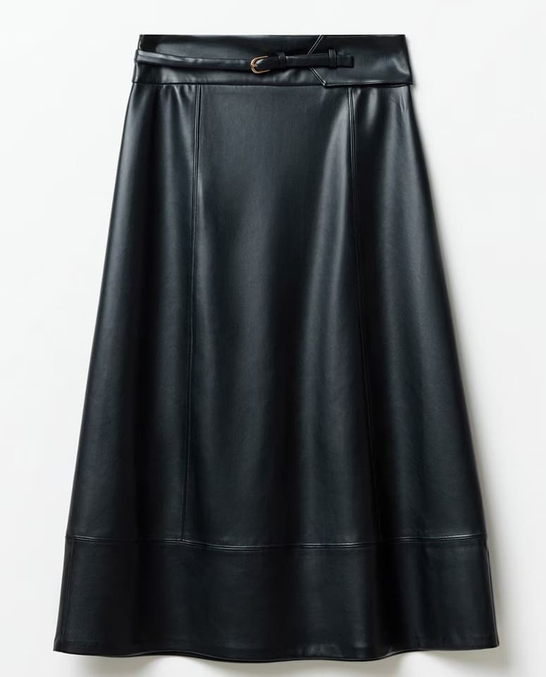 La falda de piel negra con cinturón de Sfera en El Corte Inglés