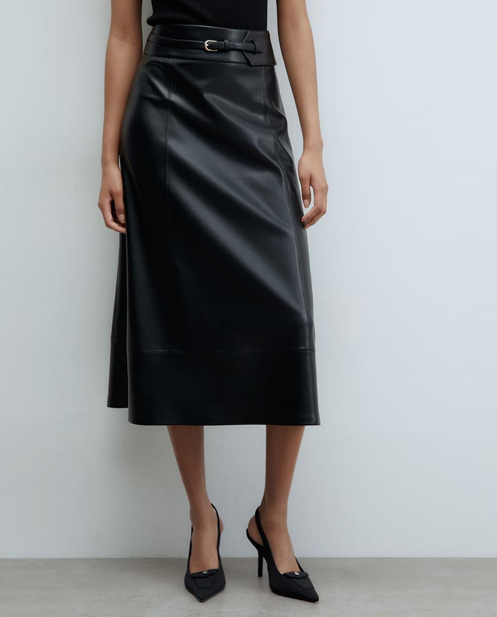 La falda de piel negra con cinturón de Sfera en El Corte Inglés