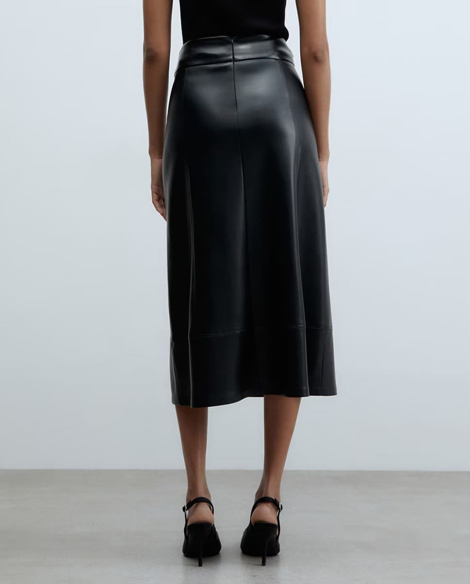 La falda de piel negra con cinturón de Sfera en El Corte Inglés