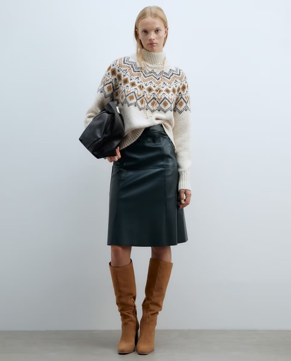 La falda por la rodilla de polipiel de Sfera en El Corte Inglés