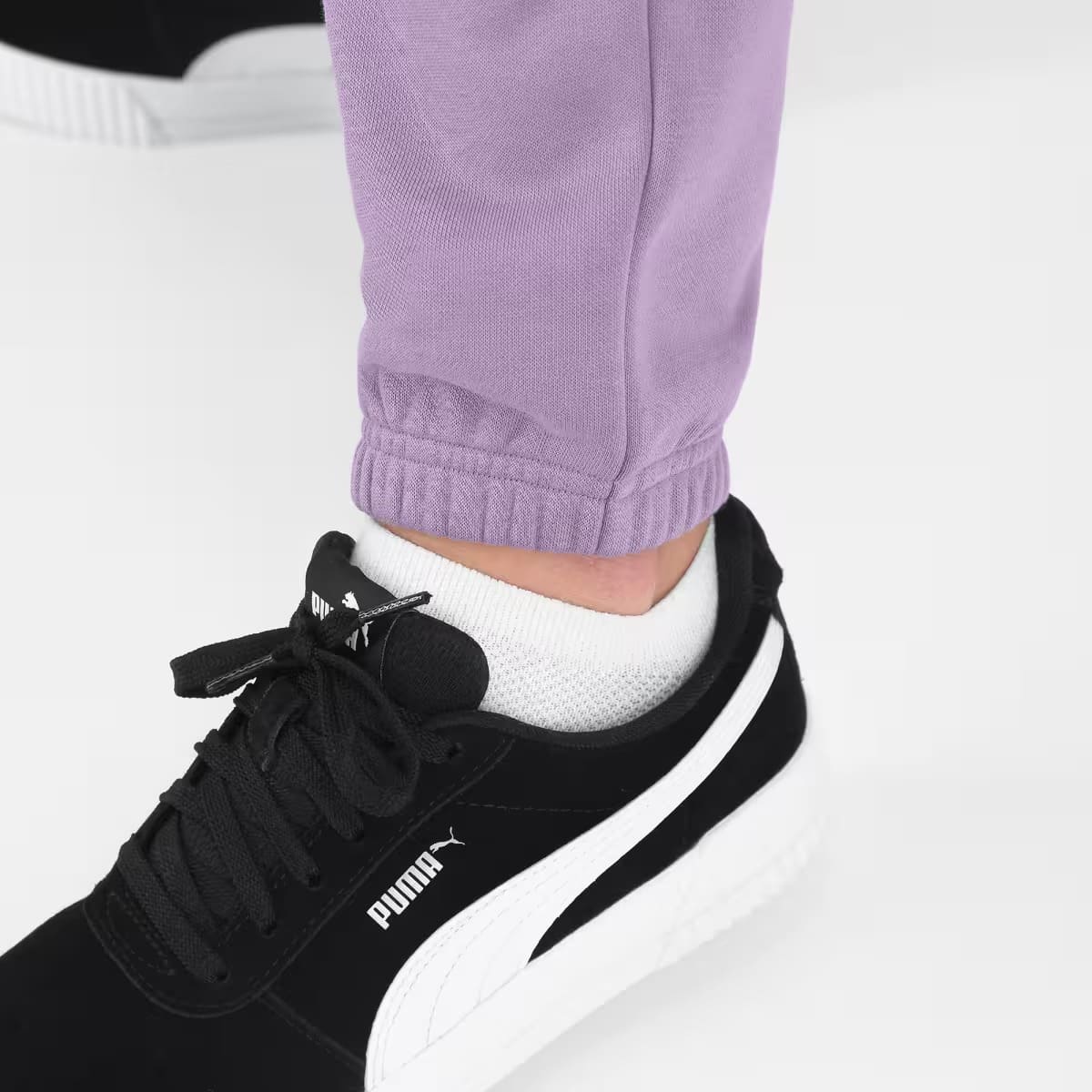 El pantalón jogger para mujer en color lavanda de Puma en Decathlon
