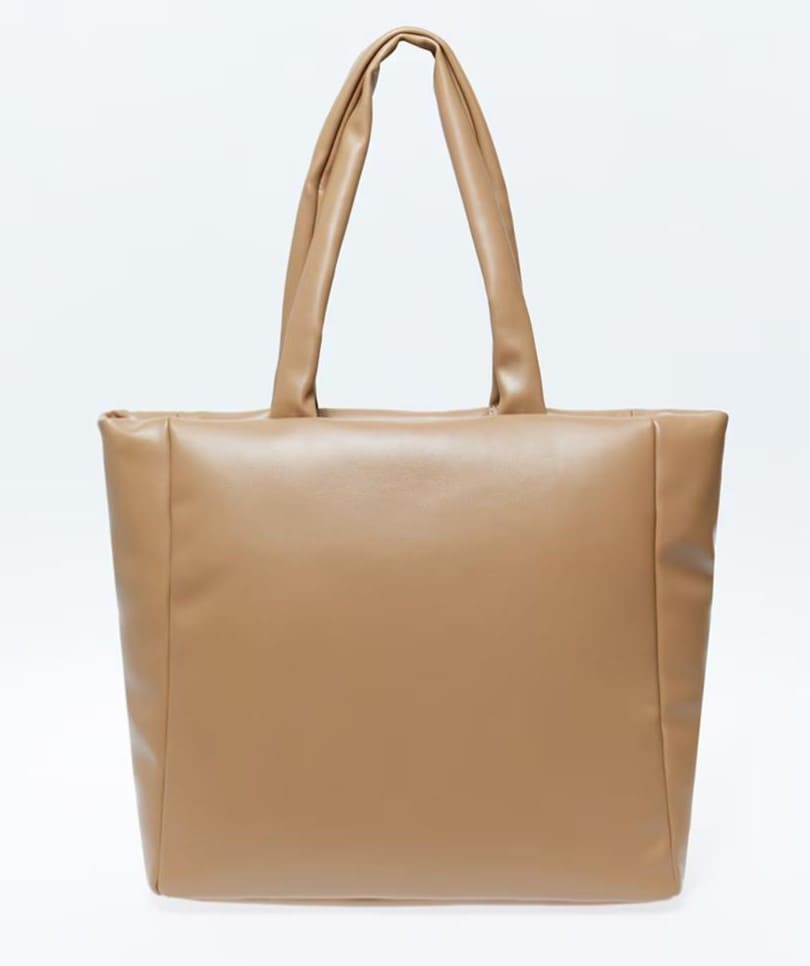 Bolso cuadrado y liso