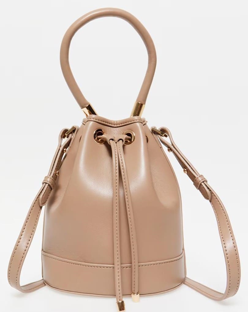 Bolso saco con asa rígida