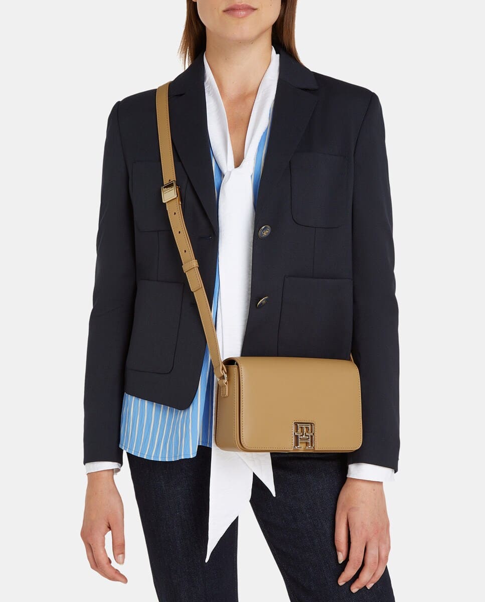 Bolso bandolera de mujer en color beige con logotipo metálico dorado de Tommy Hilfiger