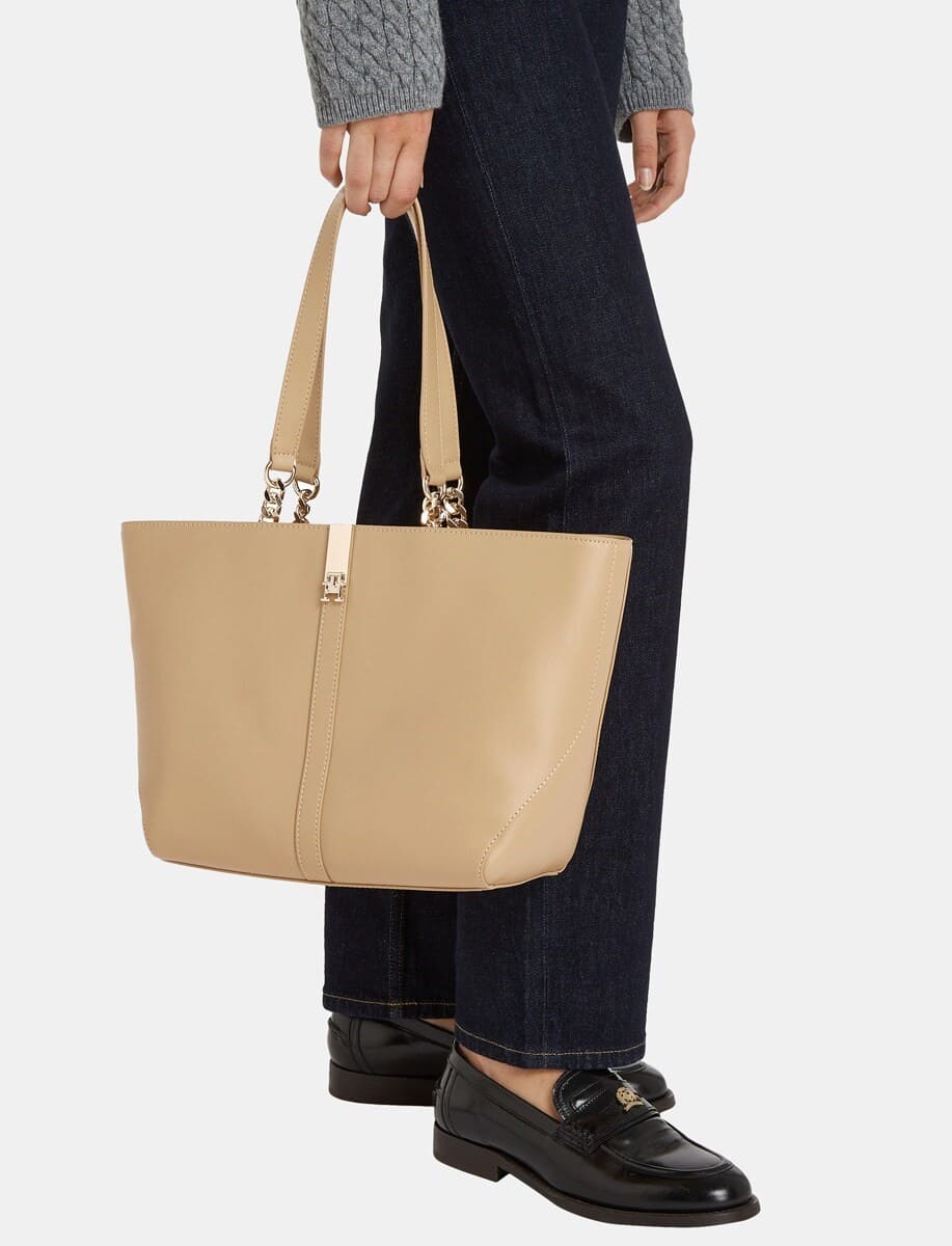 Bolso estilo tote de mujer en color beige con logotipo metálico de Tommy Hilfiger