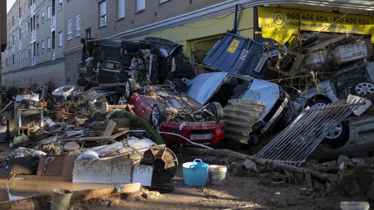 Coches amontonados en una calle del municipio valenciano de Alfafar (1)