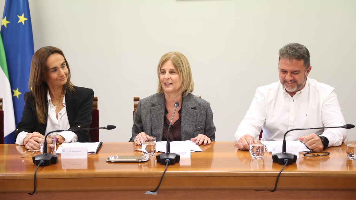 María José García-Pelayo, firma el convenio colectivo del Asilo San José | Cristo García