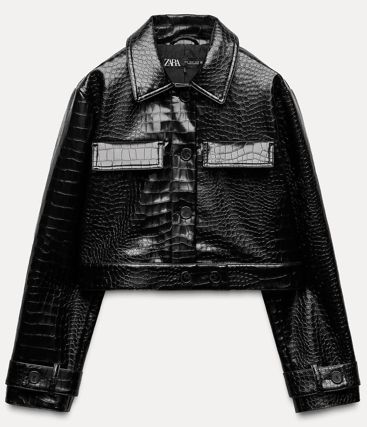 La cazadora efecto piel en color negro de Zara