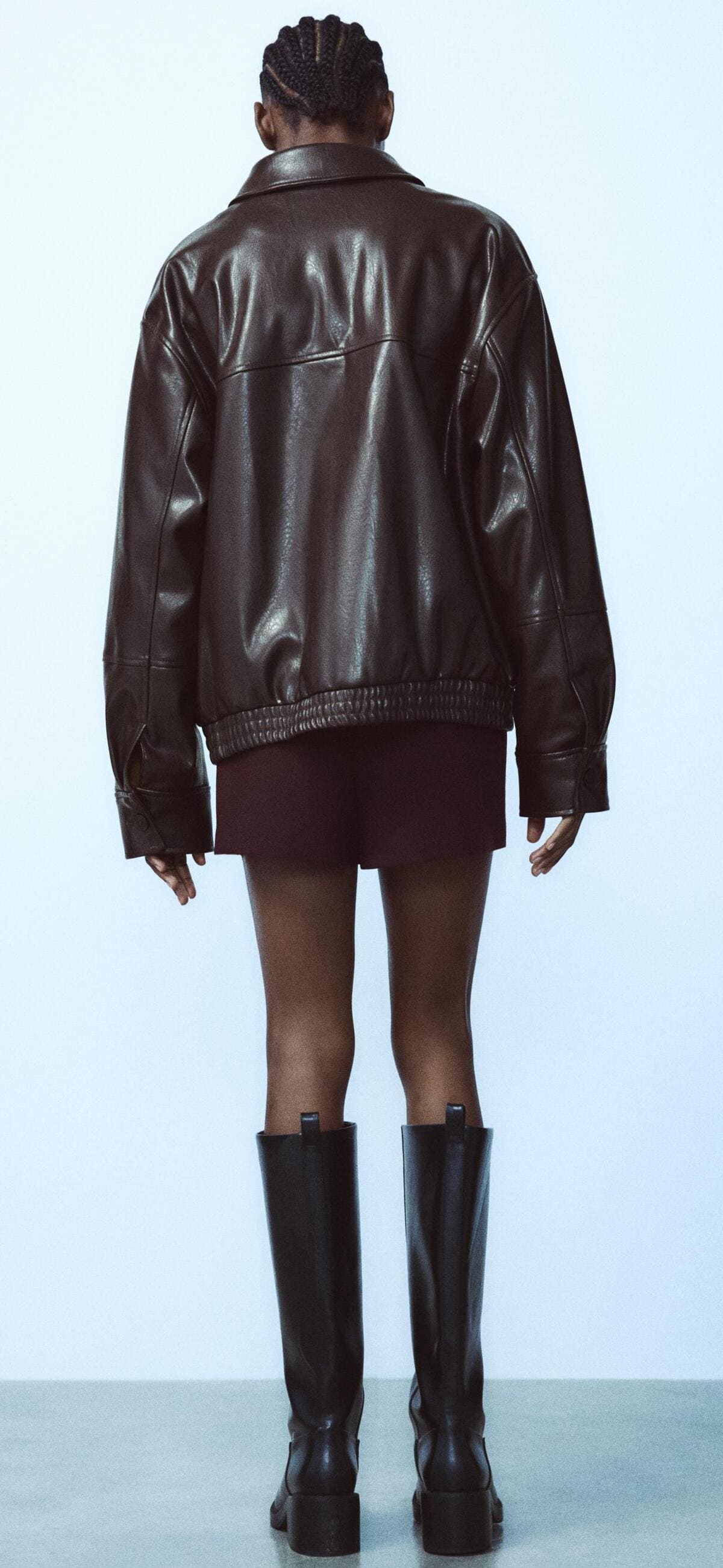 La chaqueta bomber efecto piel en color marrón chocolate de Zara