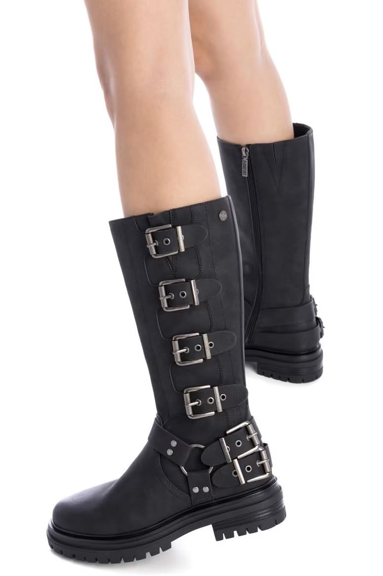 Las botas de mujer con cremallera lateral y hebillas decorativas de Refresh en El Corte Inglés