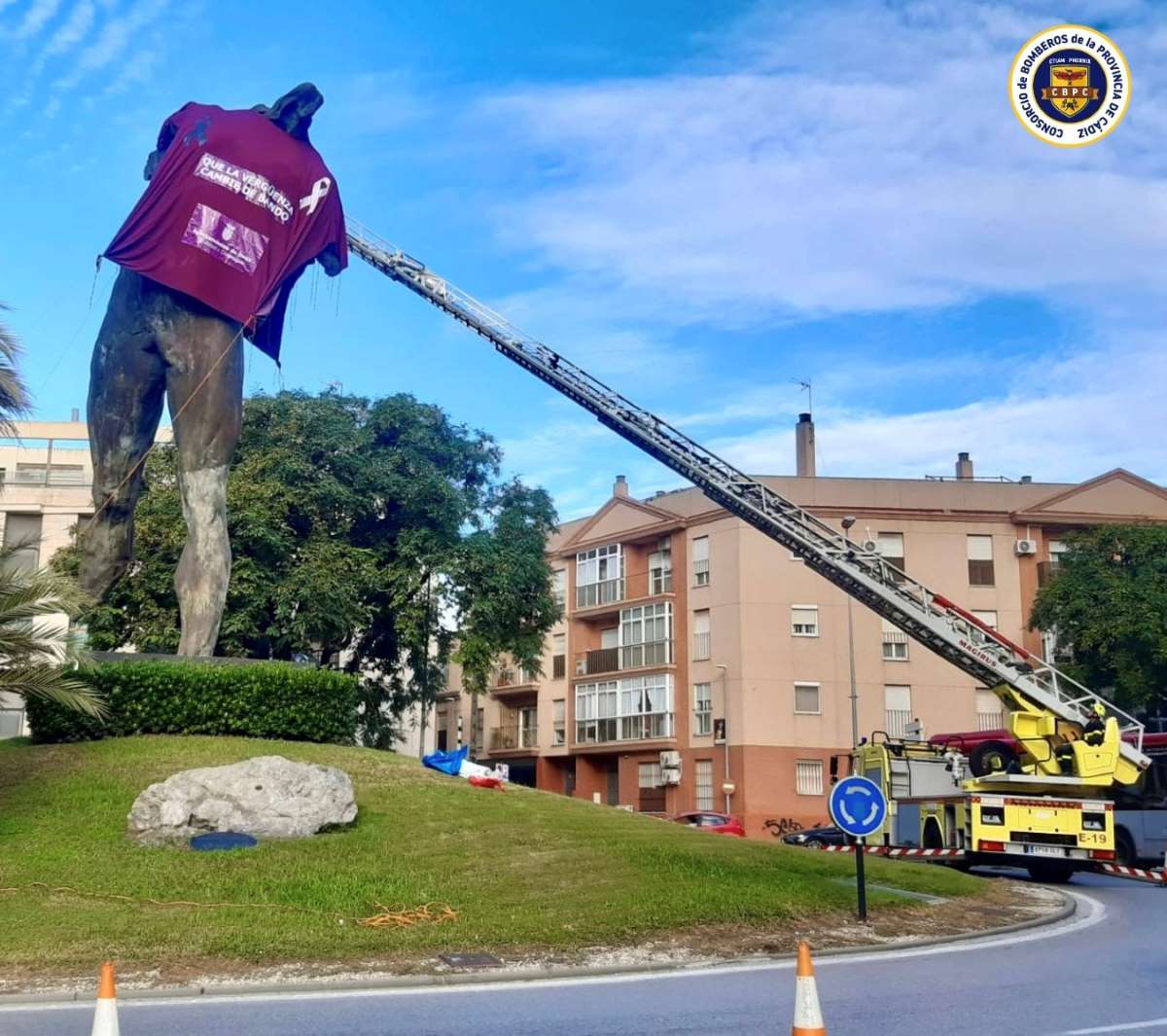 Colocación de la camiseta morada al Minotauro