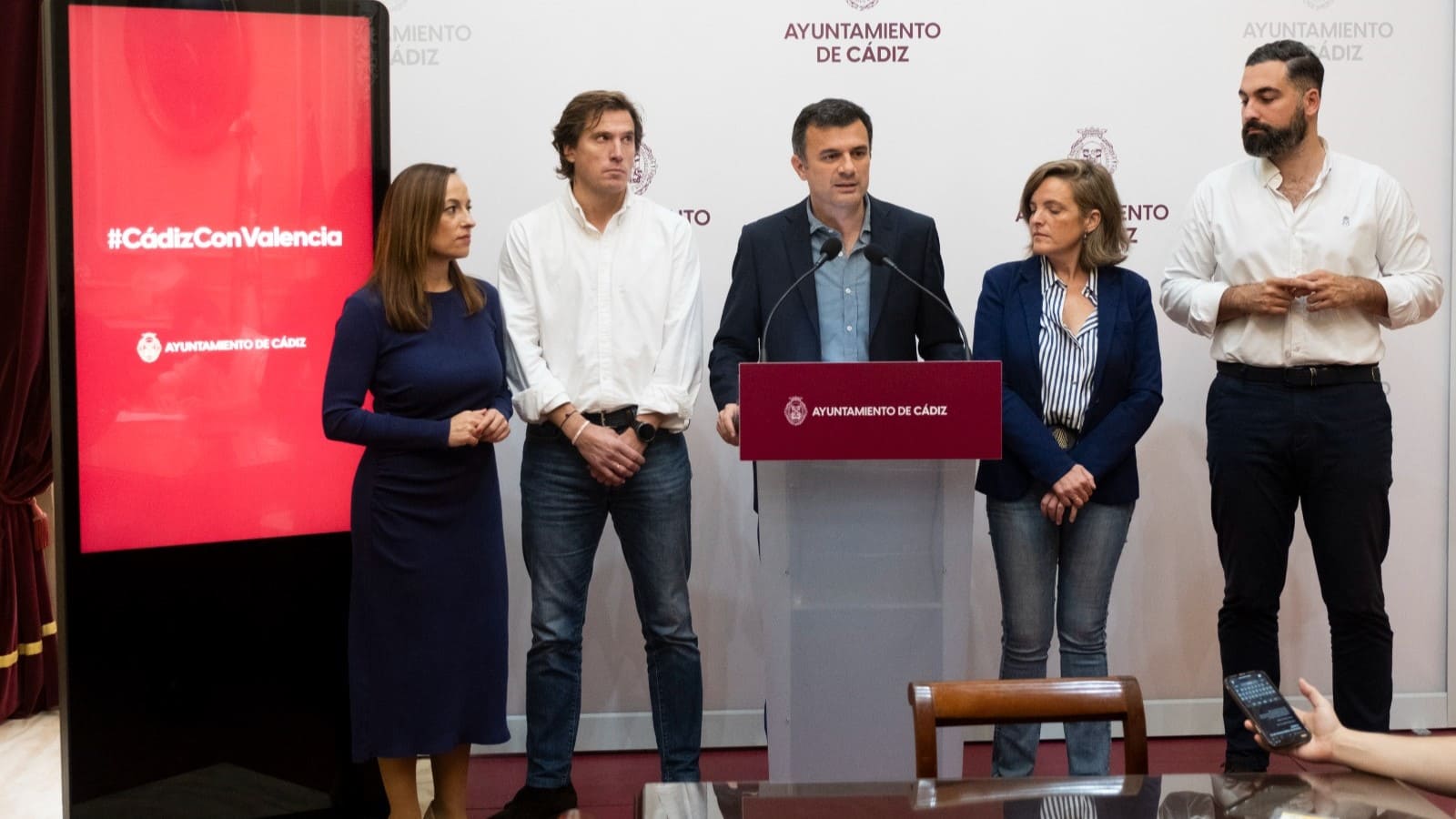 Bruno García atiende a los medios en el ayuntamiento