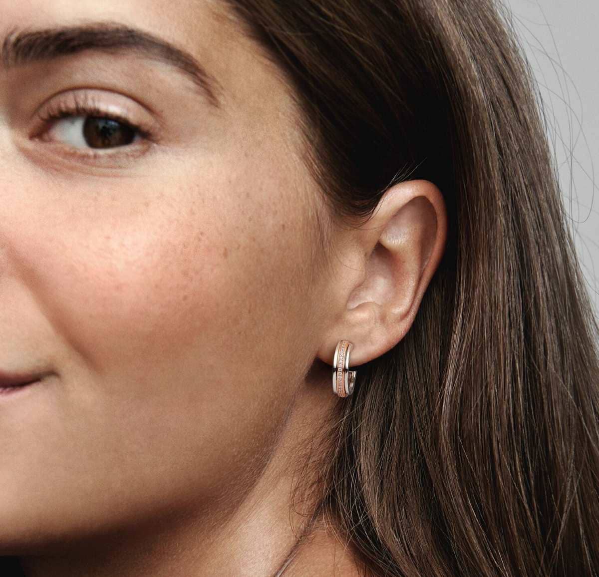 Pendientes de Aro Logo y Pavé en Dos Tonos Pandora Signature de Pandora