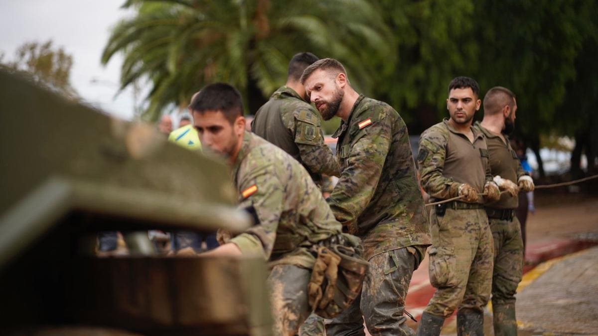 Un grupo de militares saca un vehículo de un garaje subterráneo