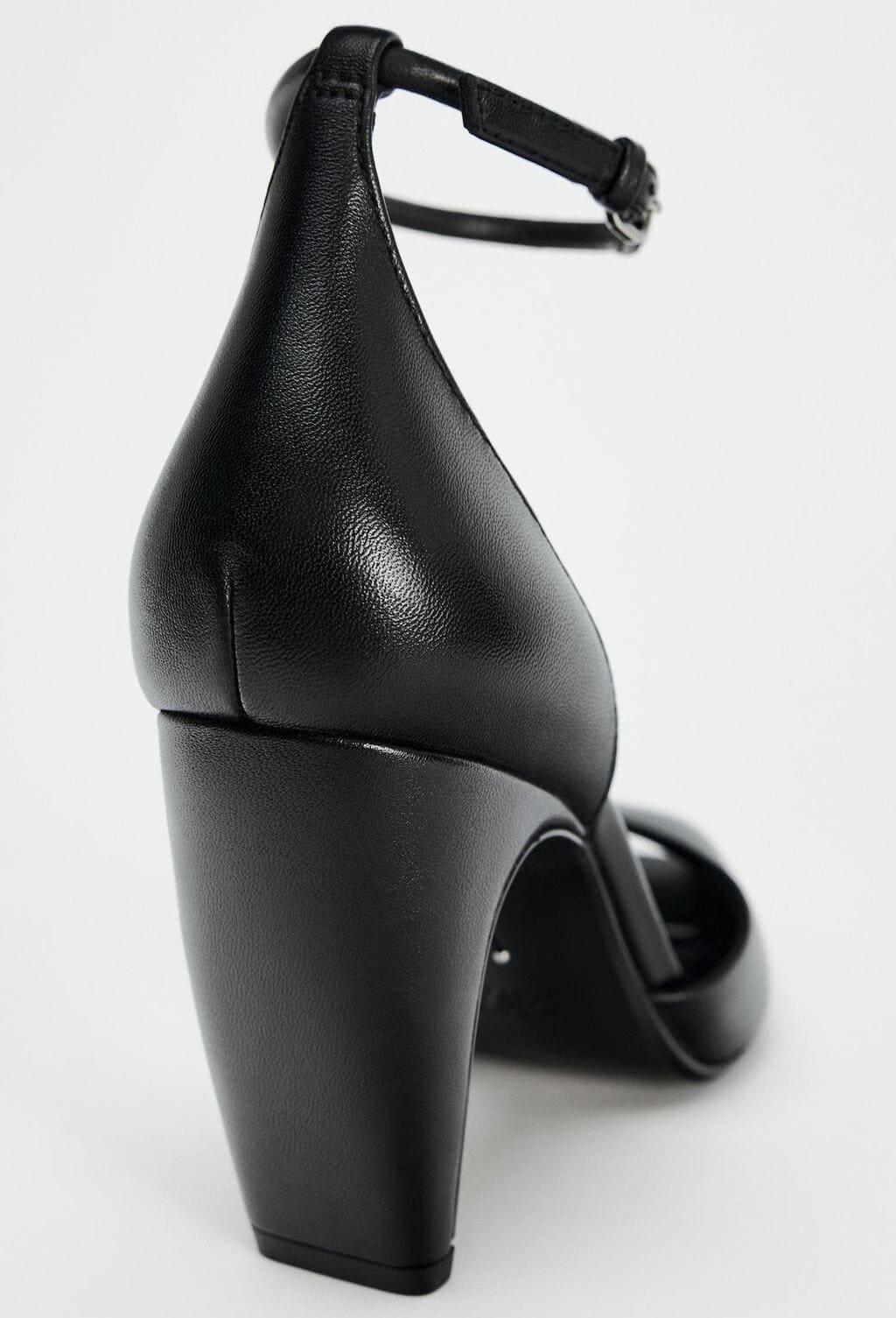 El zapato de tacón con punta cuadrada de piel en color negro de Zara