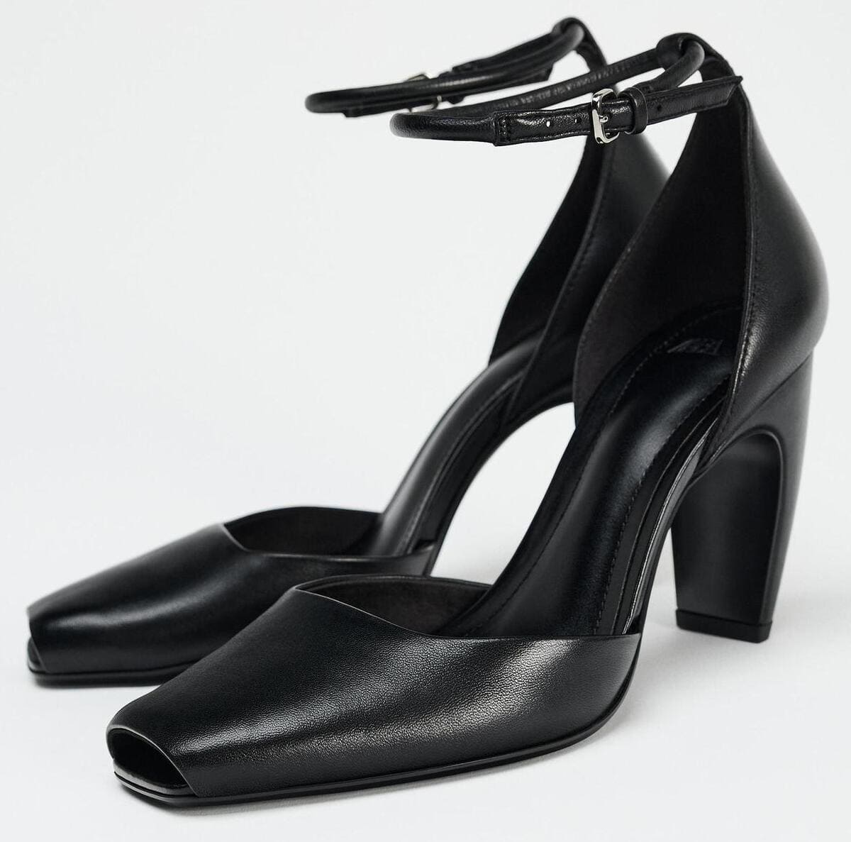 El zapato de tacón con punta cuadrada de piel en color negro de Zara