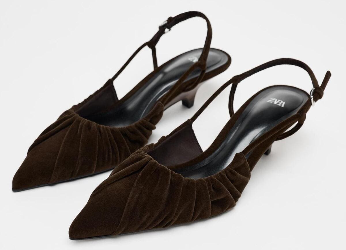 El zapato destalonado con fruncido y efecto de terciopelo en color marrón de Zara