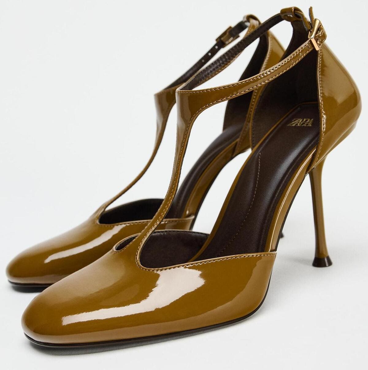 El zapato de tacón con tira efecto acharolado en color verde oliva de Zara