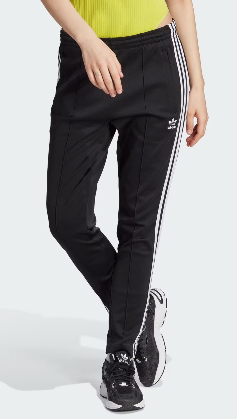 El pantalón Adicolor SST en color negro de Adidas