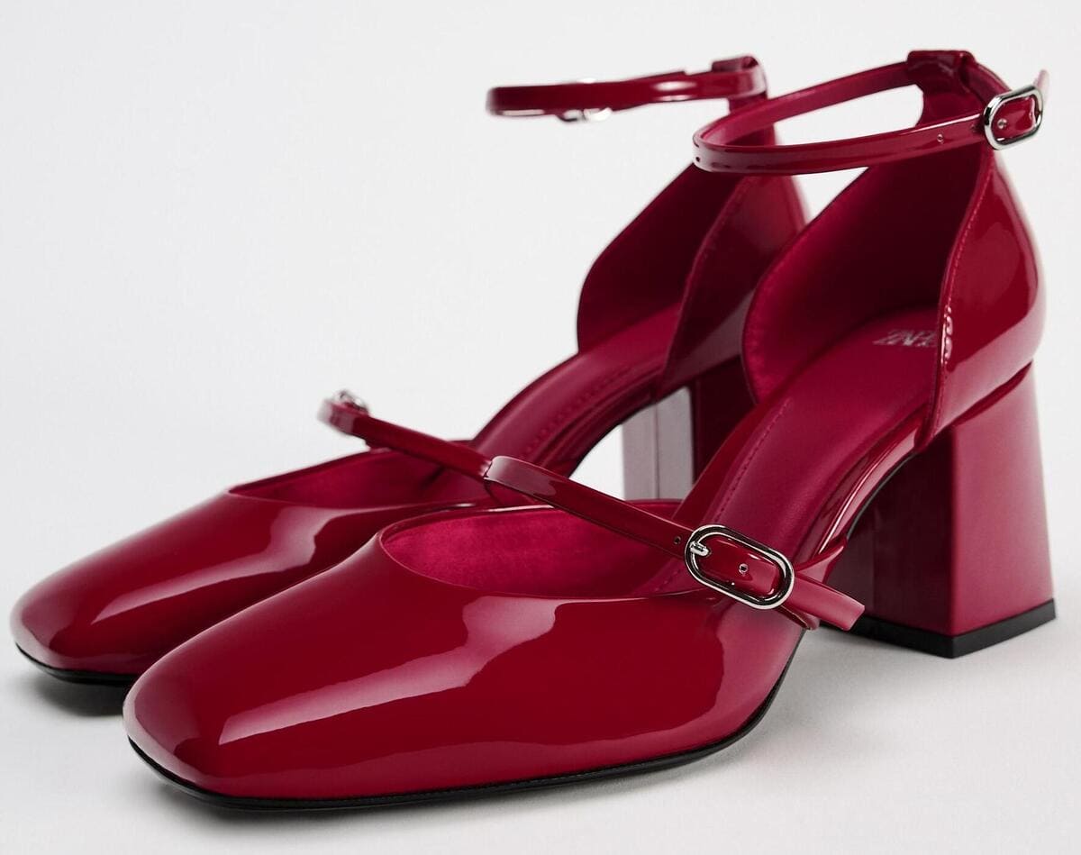 El zapato de tacón ancho con pulsera en color rojo de Zara