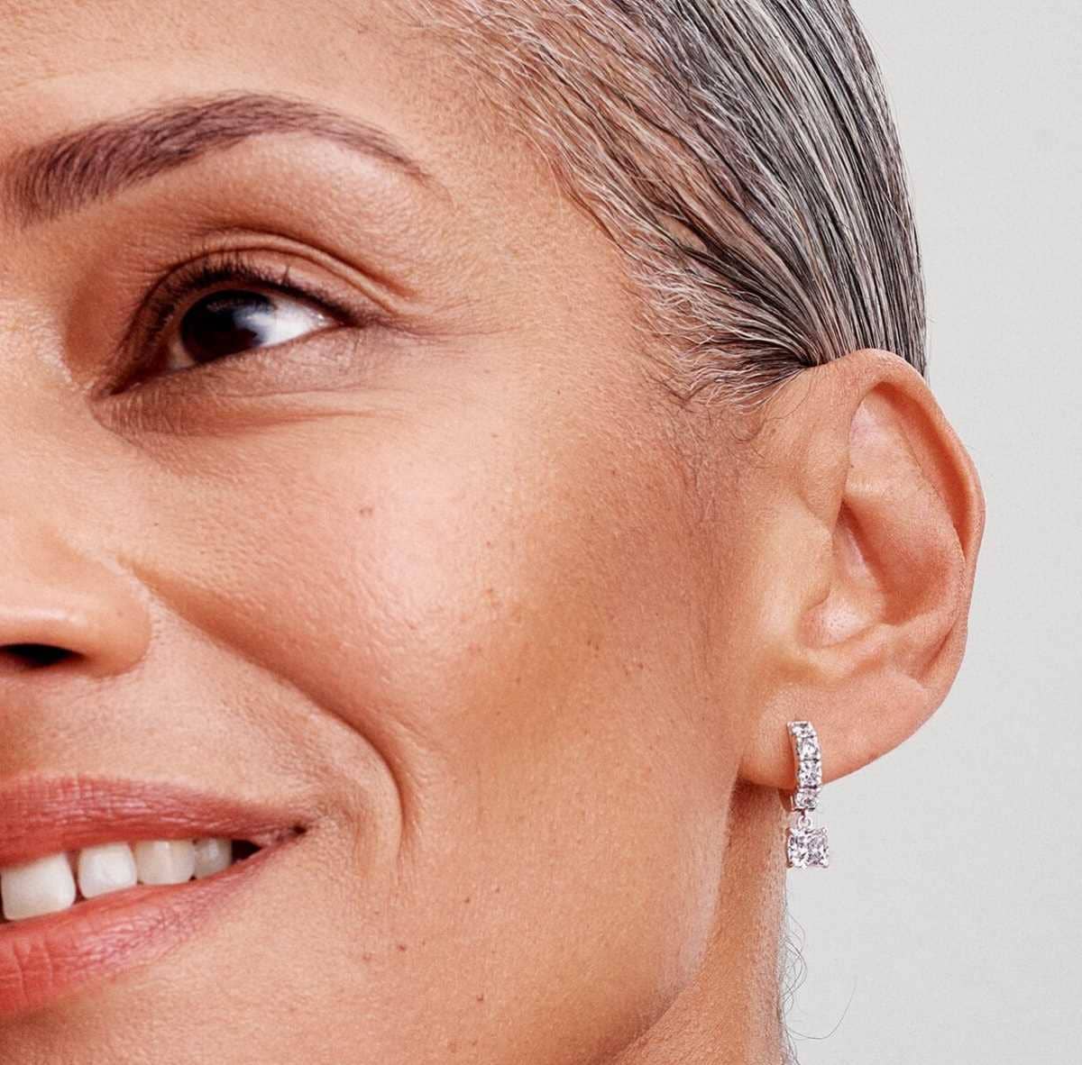 Pendientes de Aro Logo y Pavé en Dos Tonos Pandora Signature de Pandora