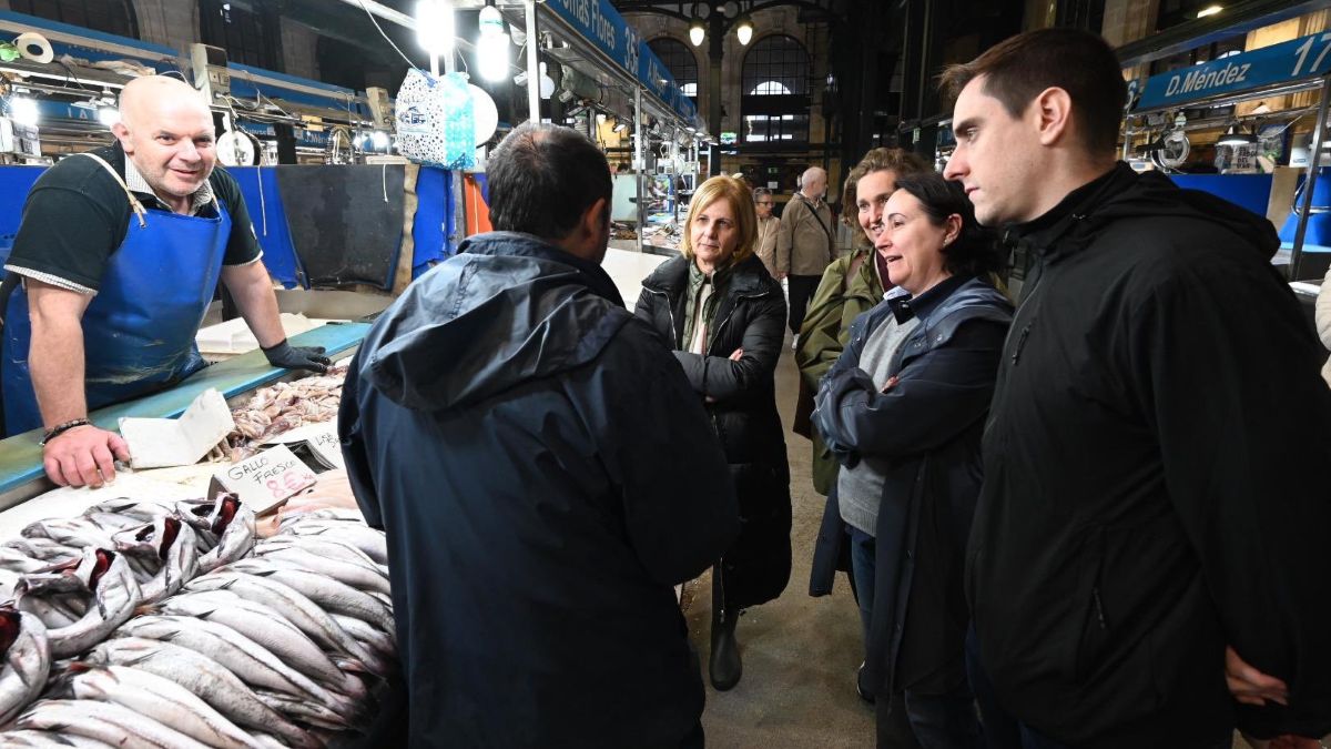 García-Pelayo conversando con comerciantes de Jerez durante la DANA