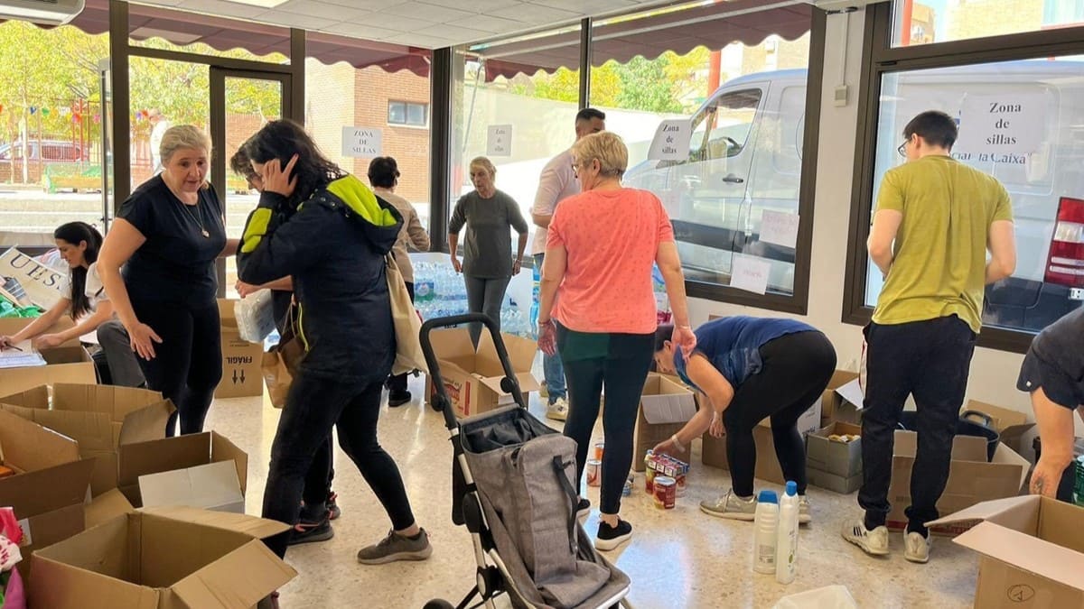 Personas recogiendo productos en Granada