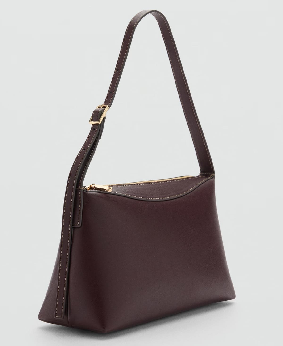 El bolso de hombro con cremallera en color burdeos de Mango