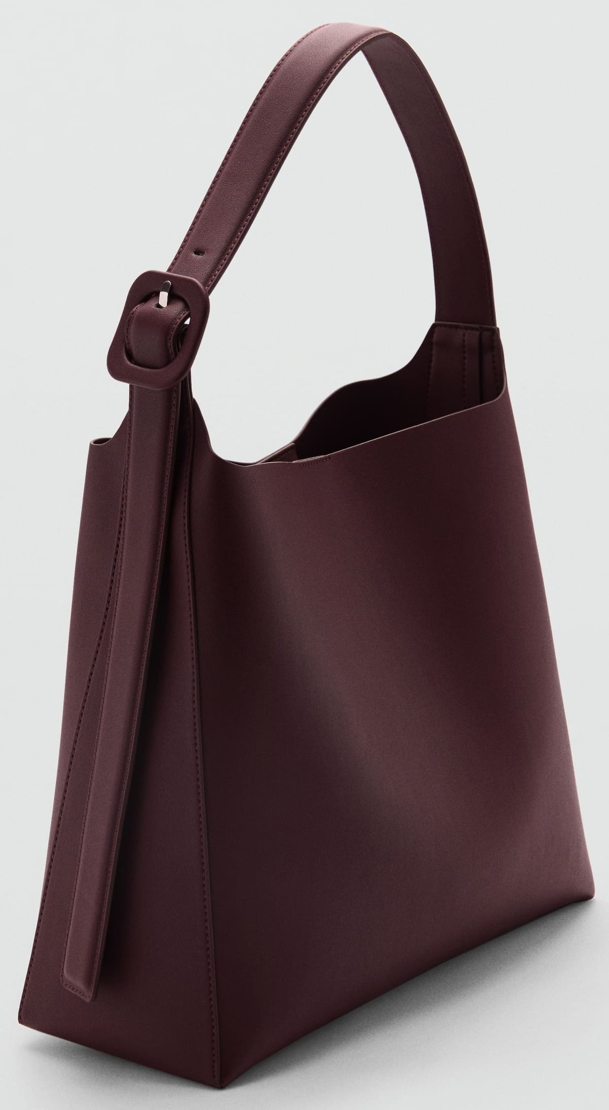 El bolso shopper con detalle de hebilla en color burdeos de Mango