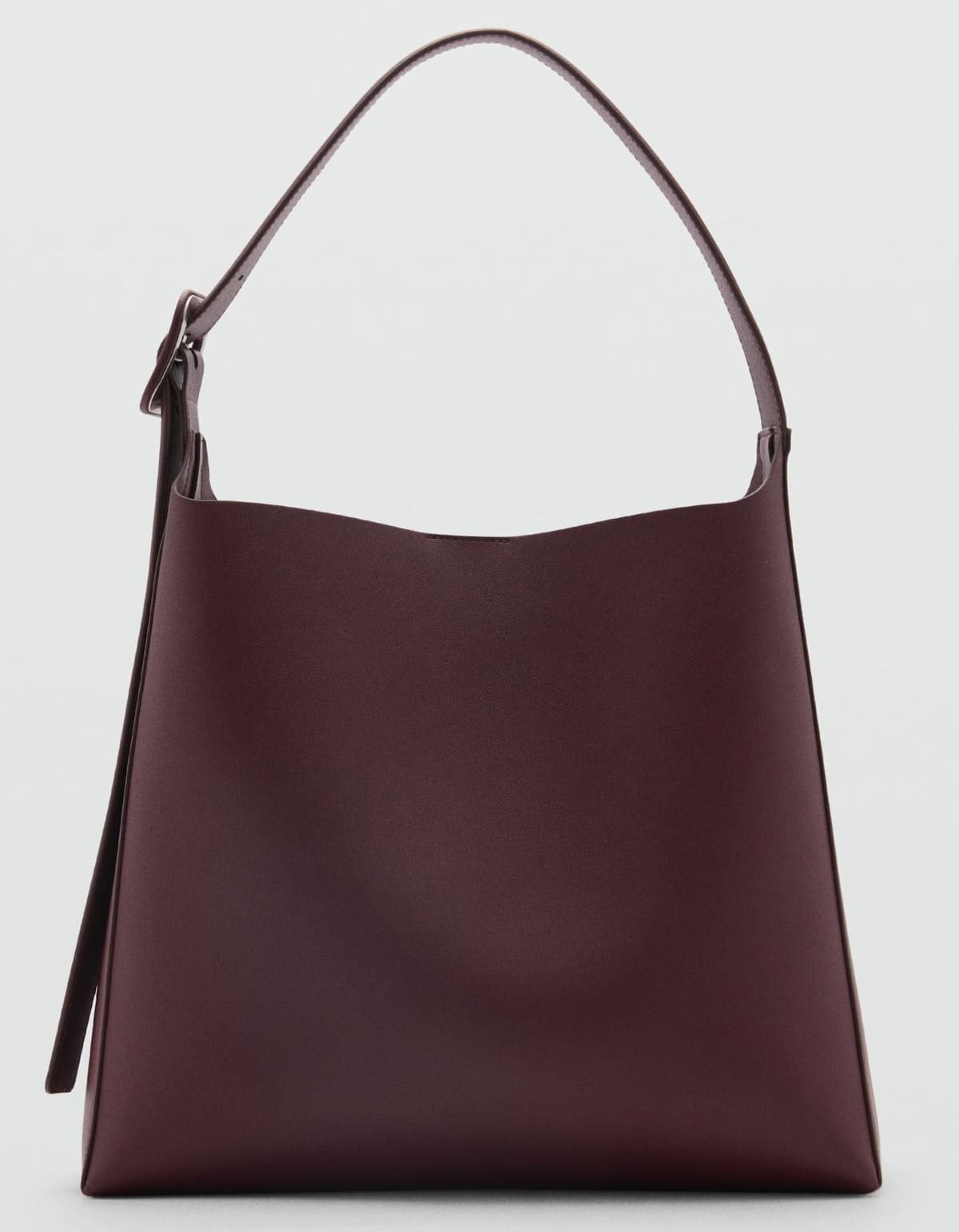 El bolso shopper con detalle de hebilla en color burdeos de Mango