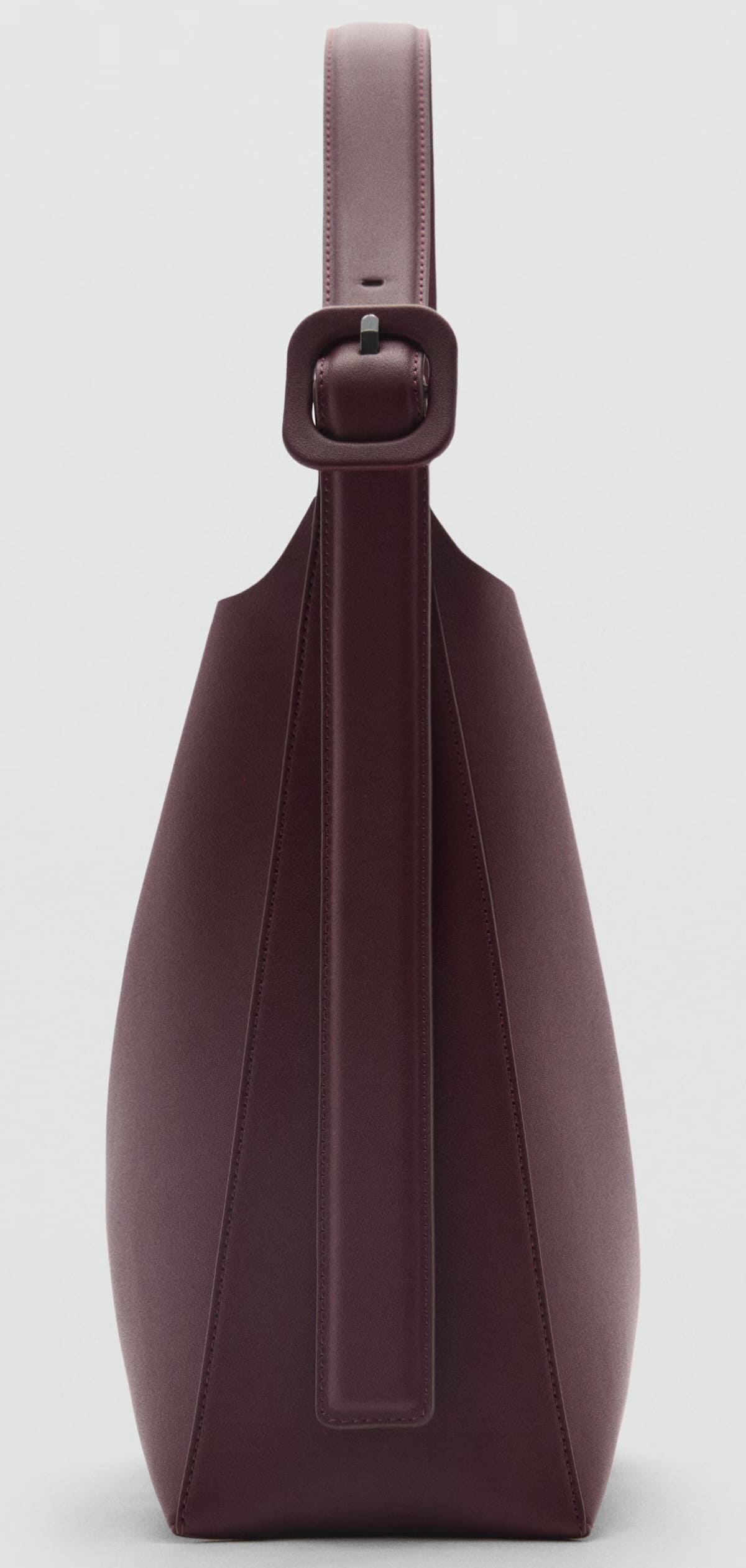 El bolso shopper con detalle de hebilla en color burdeos de Mango