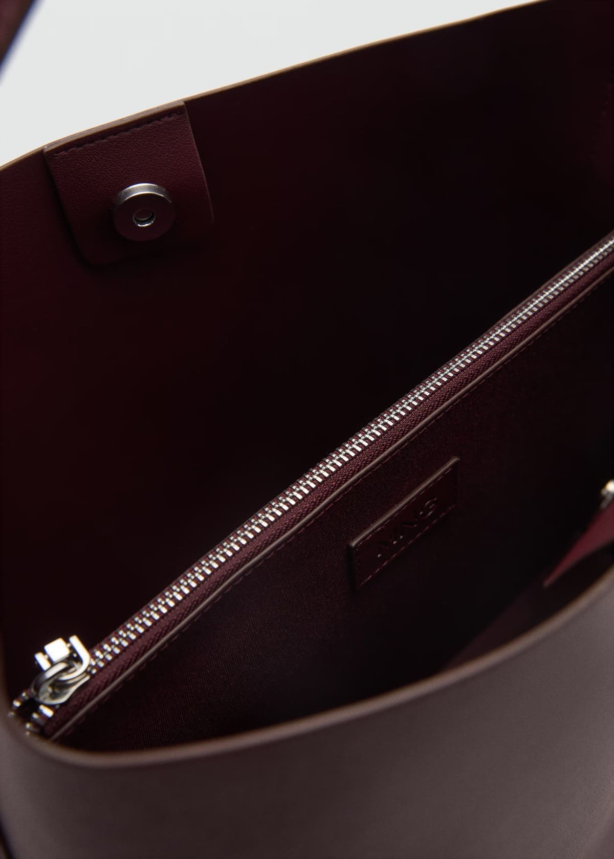 El bolso shopper con detalle de hebilla en color burdeos de Mango