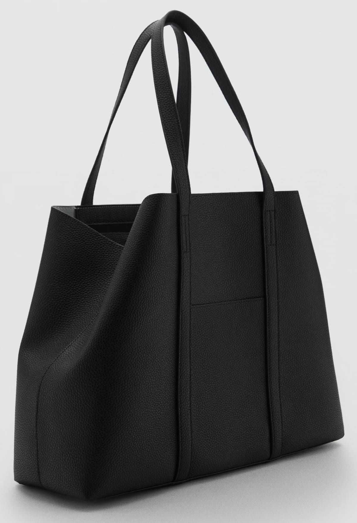 El bolso shopper con efecto piel en color negro de Mango