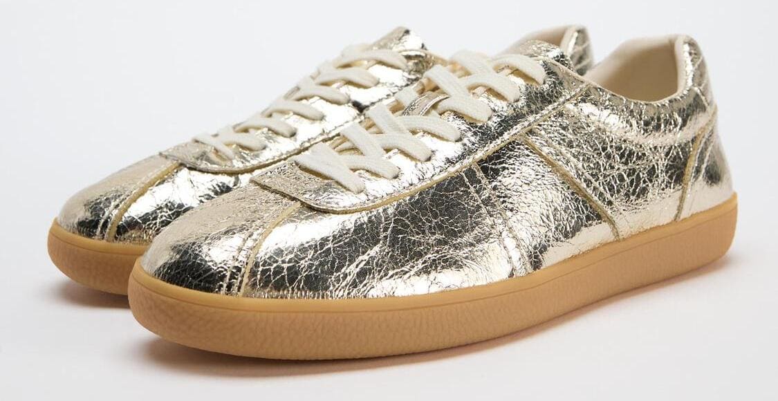 Las zapatillas bambas con efecto metalizado de Zara