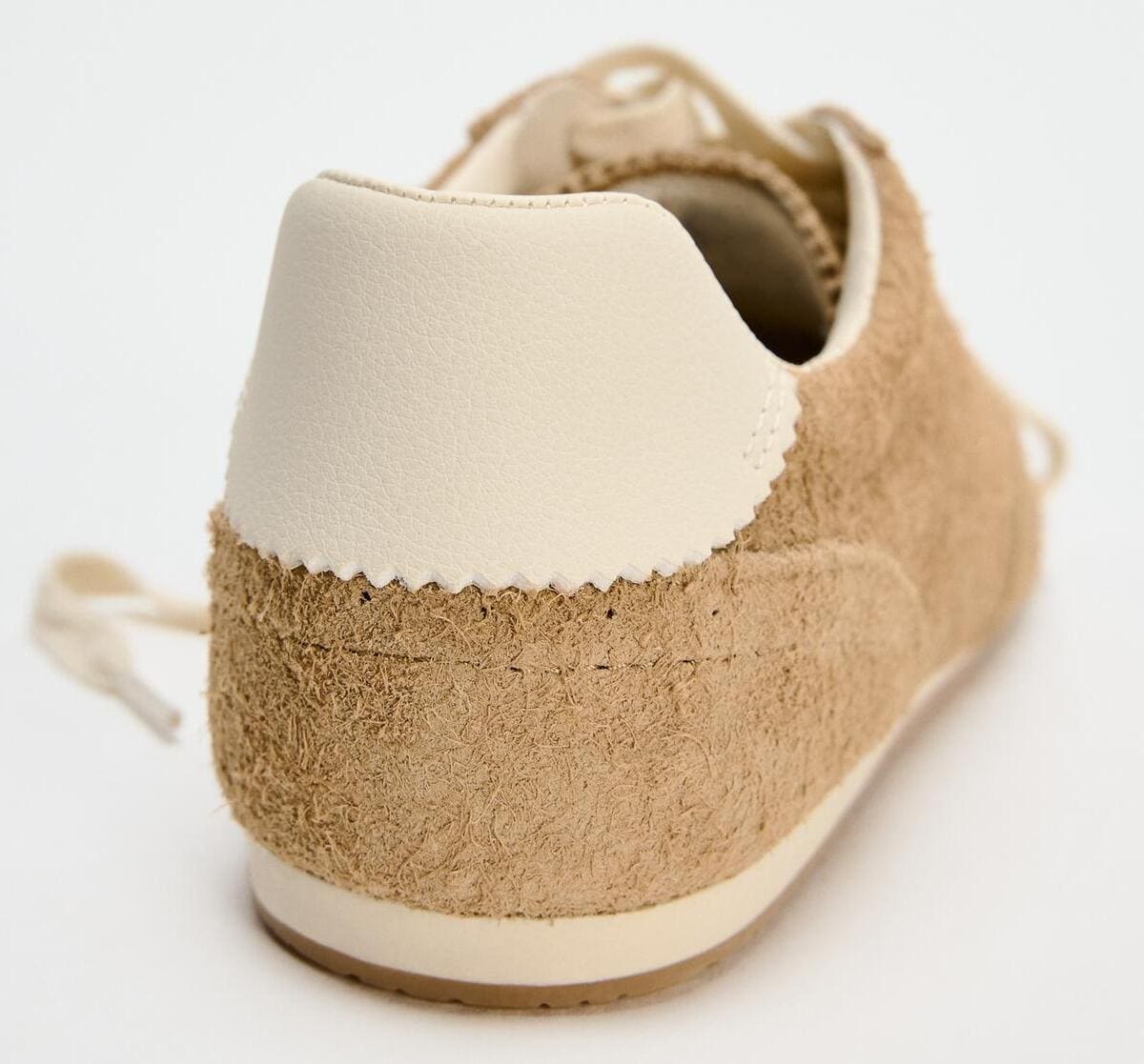 Las zapatillas deportivas con serraje en color marrón tostado de Zara