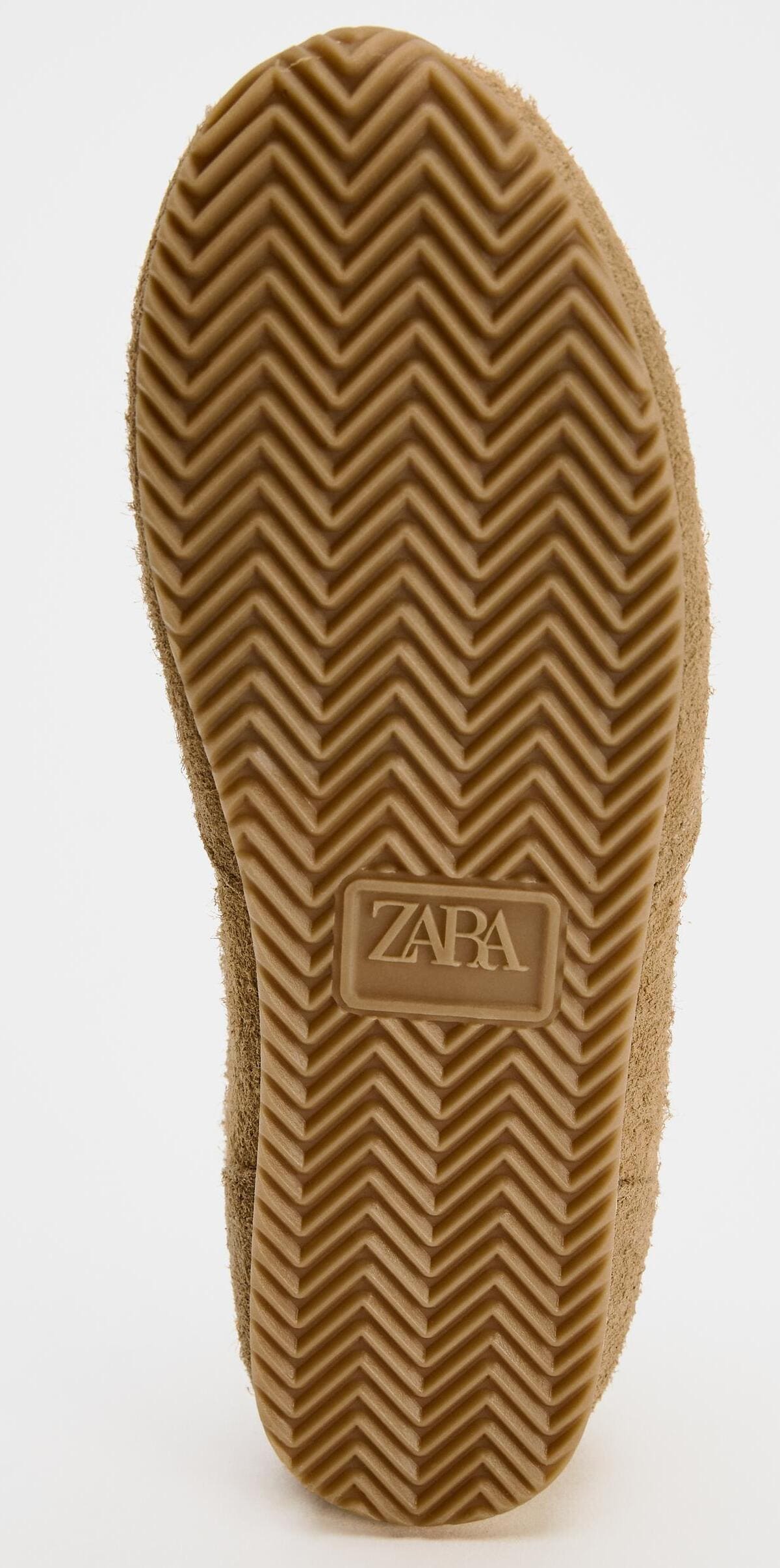 Las zapatillas deportivas con serraje en color marrón tostado de Zara