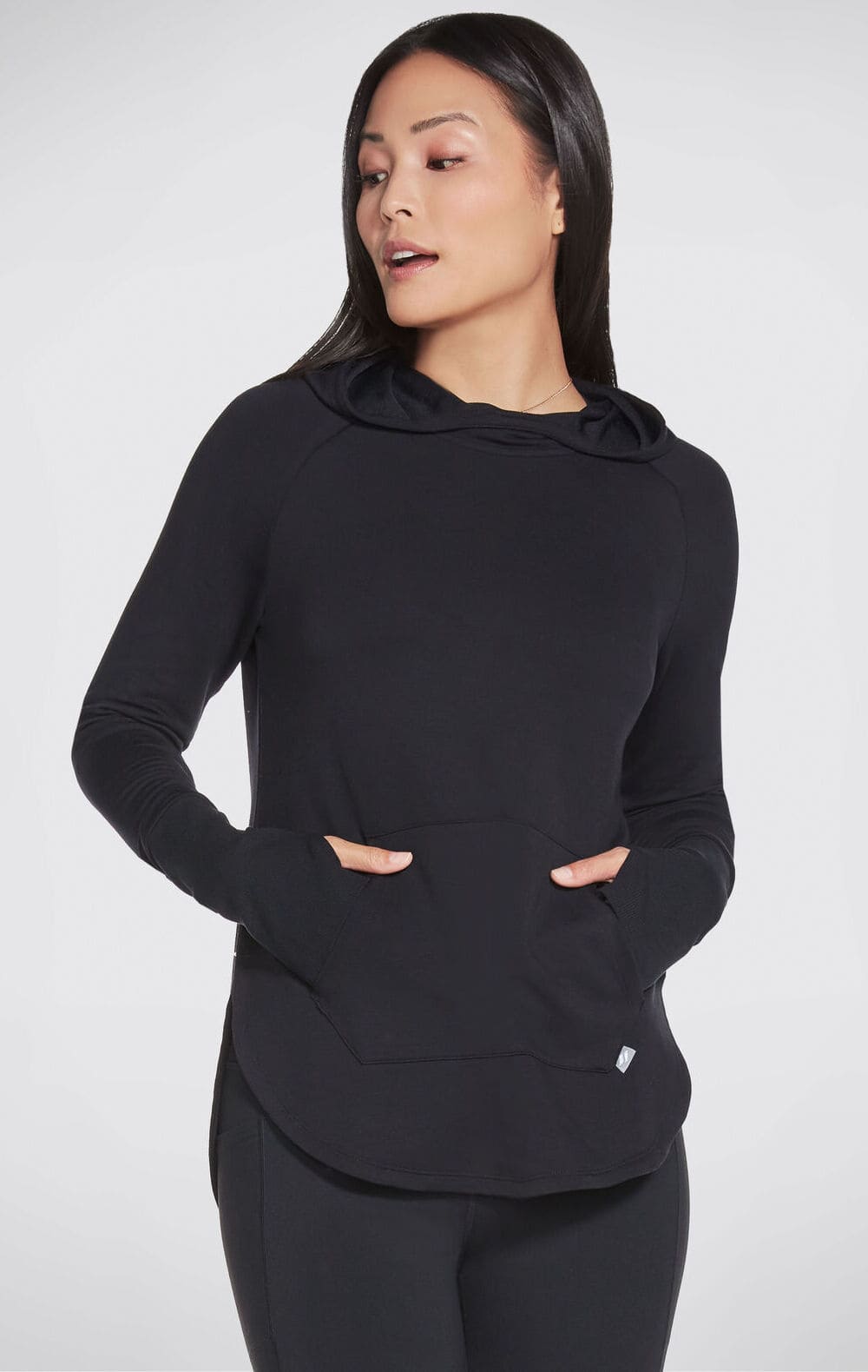 La sudadera Skechers GO LOUNGE Awakened Hoodie en color negro de Skechers