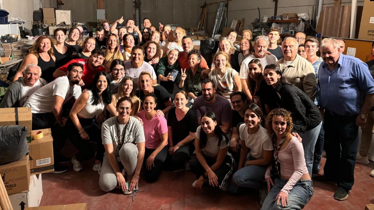 Grupo de voluntarios de la iniciativa policial solidaria