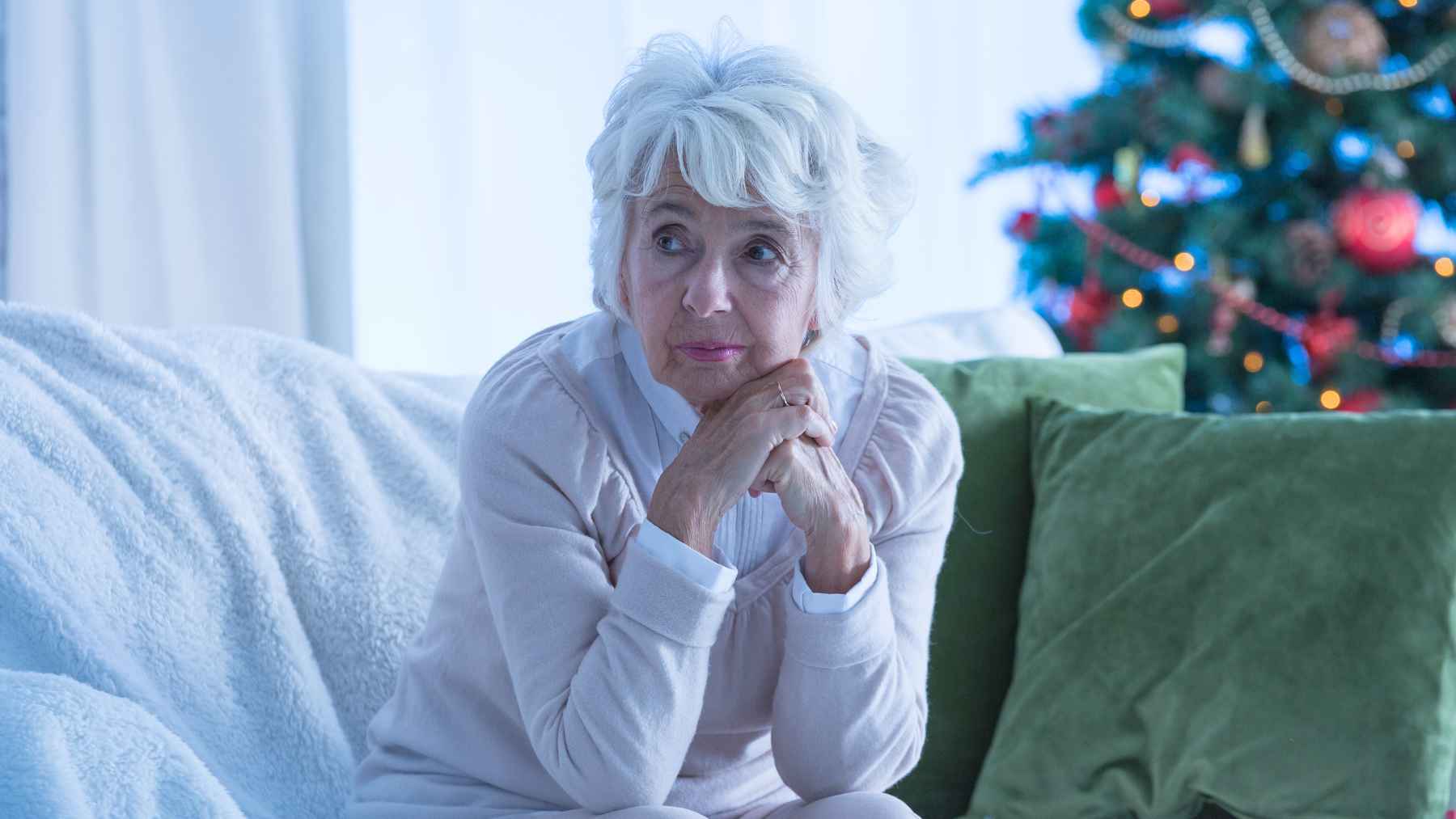 Una pensionista espera la paga extra de Navidad de la Seguridad Social