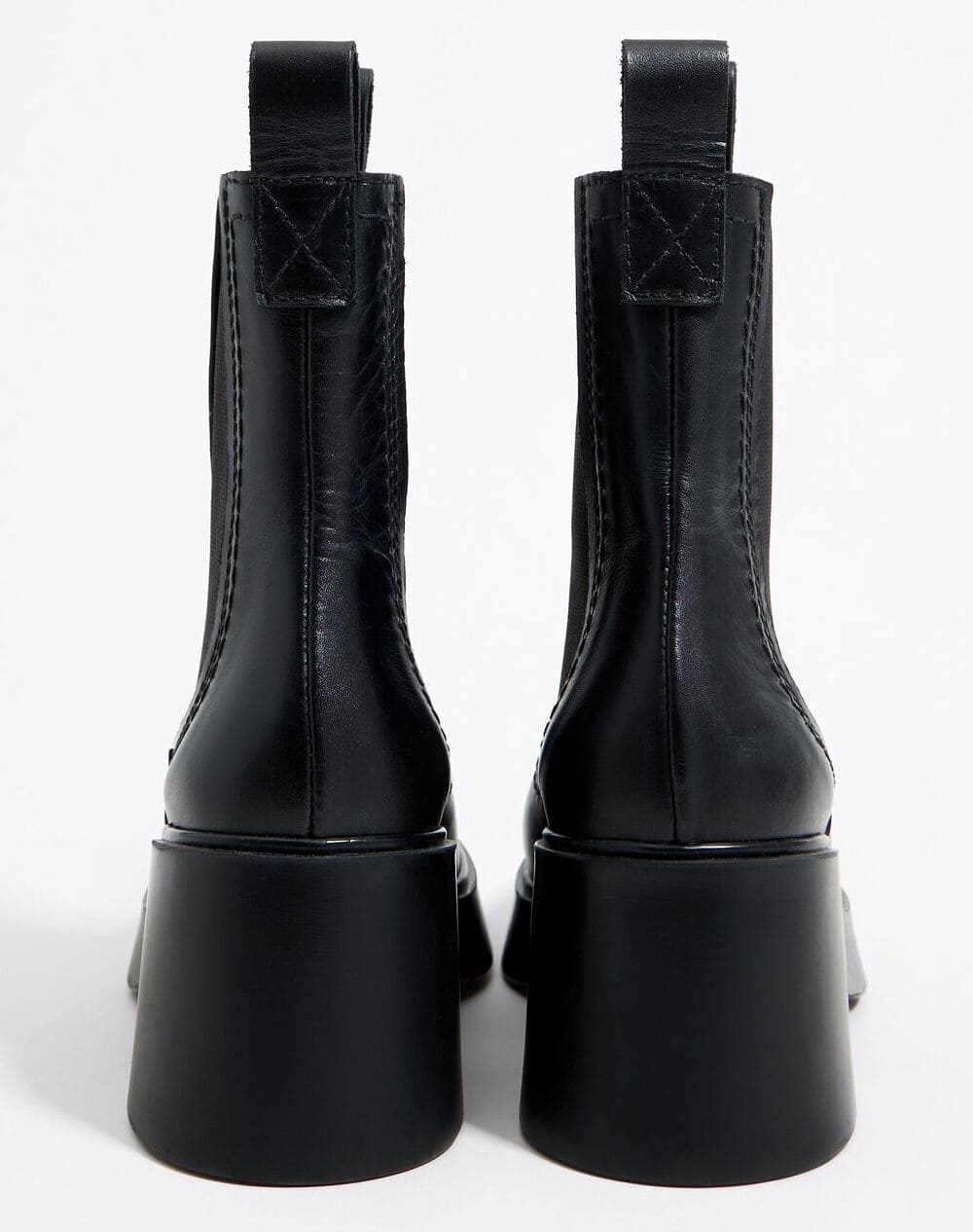 El botín con tacón Chelsea de piel en color negro de Bimba y Lola