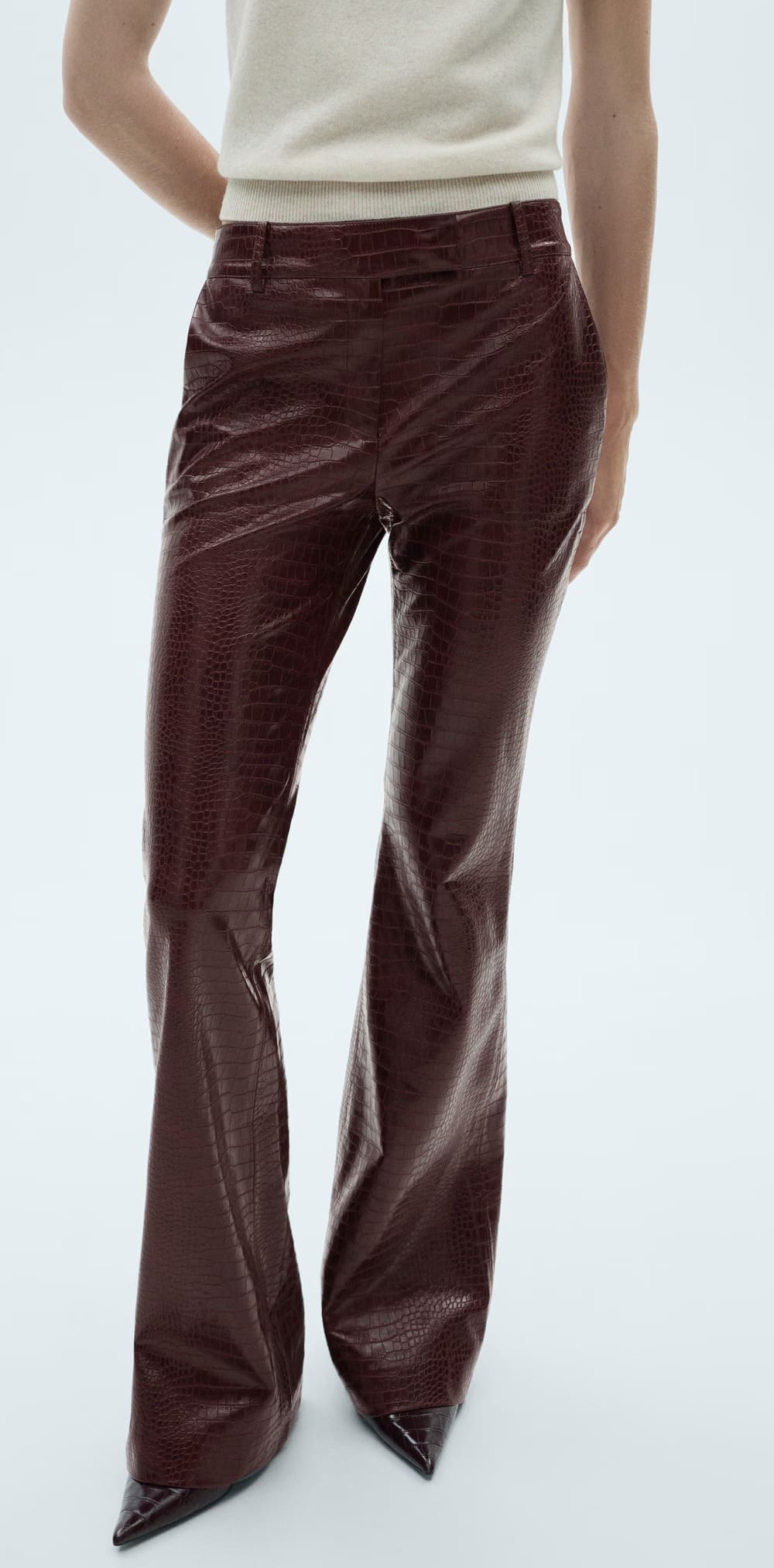 El pantalón flare con efecto serpiente en color burdeos de Mango