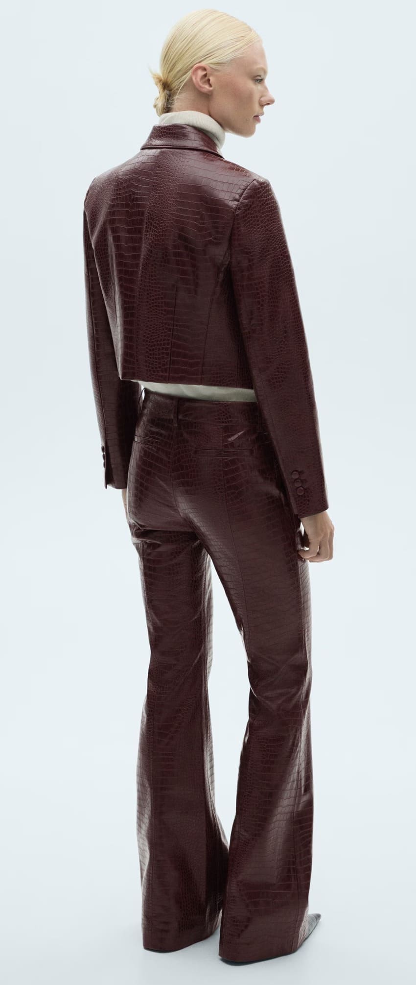 El pantalón flare con efecto serpiente en color burdeos de Mango